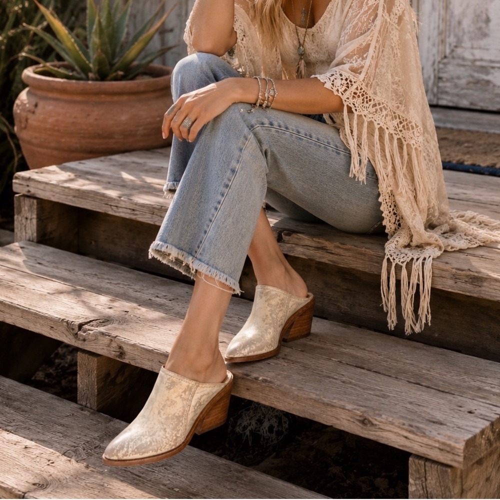 Frye Lena Wedge Mules 8.5 Distressed White Metallic Leather Clogs Slip On